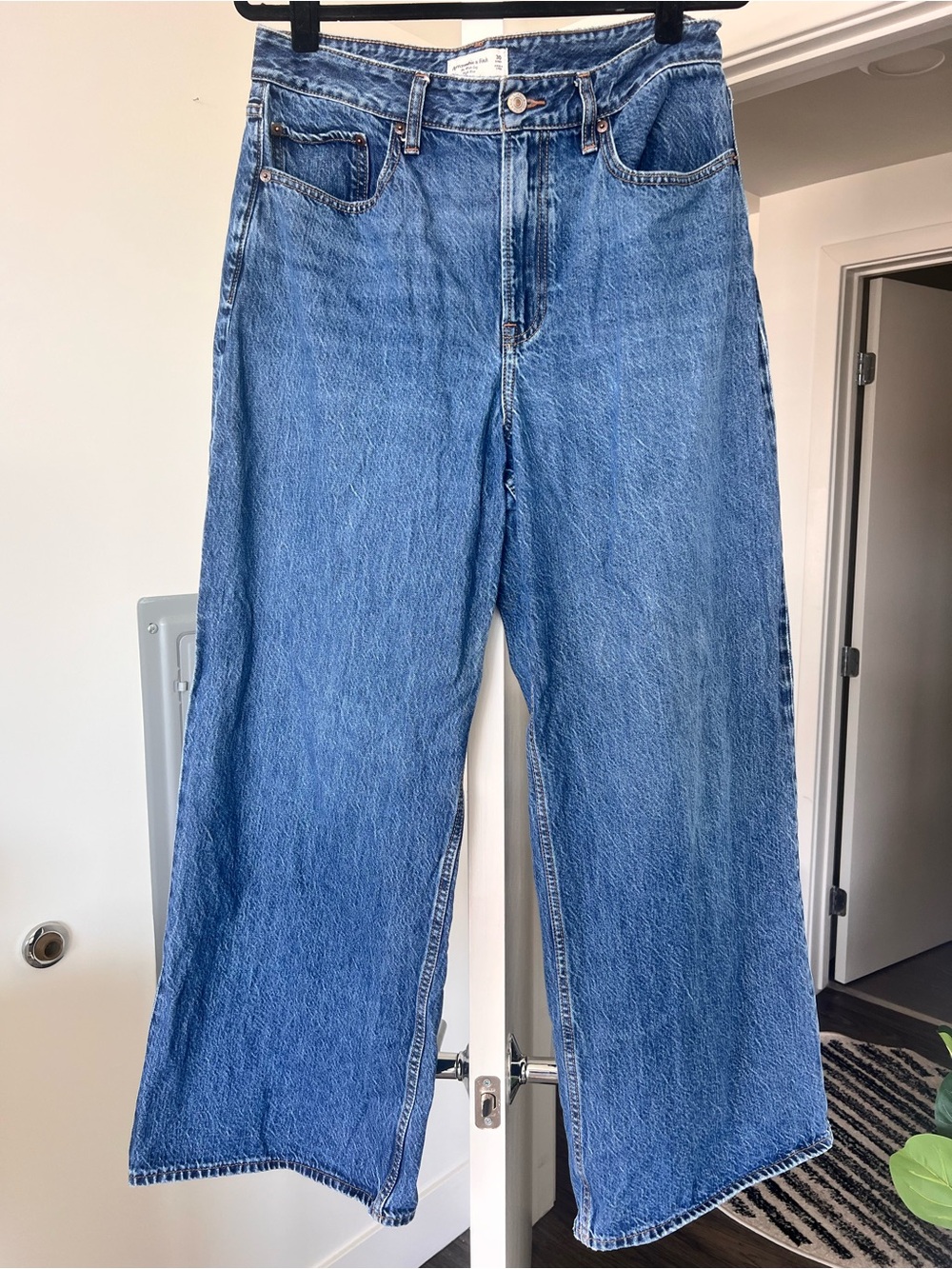 Abercrombie & Fitch Curve Love High Rise Wide Leg Jean Dark Wash Size 30S - Picture 2 of 8
